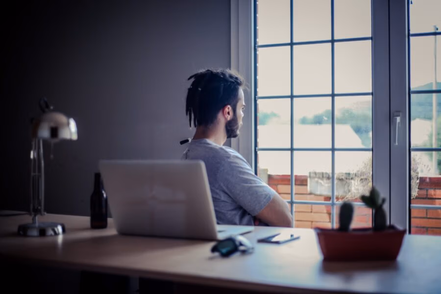 Einkommen verdoppeln durch fokussierten Blick aus dem Büro