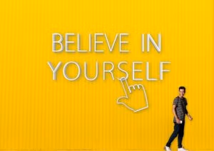 Zitatgrafik mit dem Text Belief in yourself zeigt einen Mann der dort geht. Ein Motivationsimpuls aus 11 Bücher, die dein Leben verändern.