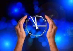erfolgreiches nwm -Symbol Uhr zwischen zwei Händen gehalten