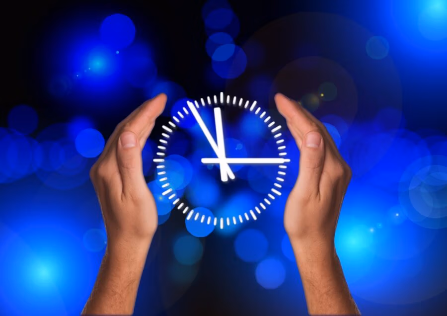 erfolgreiches nwm -Symbol Uhr zwischen zwei Händen gehalten