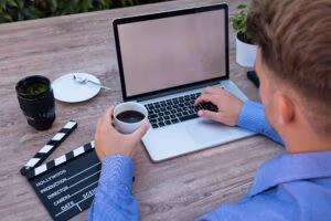 Das Bild zeigt, wie ein Mann sein Homebusiness lebt und du es im Alltag leben kannst!